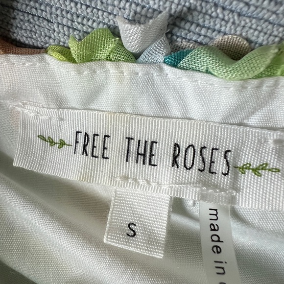 Free the Roses Pastel Flower Embellished Top Puff Sleeves Cropped Size Small - Picture 7 of 9